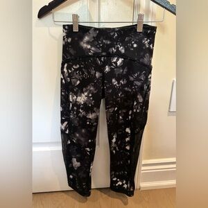 LULULEMON Cropped Leggings, White Black (US 2)